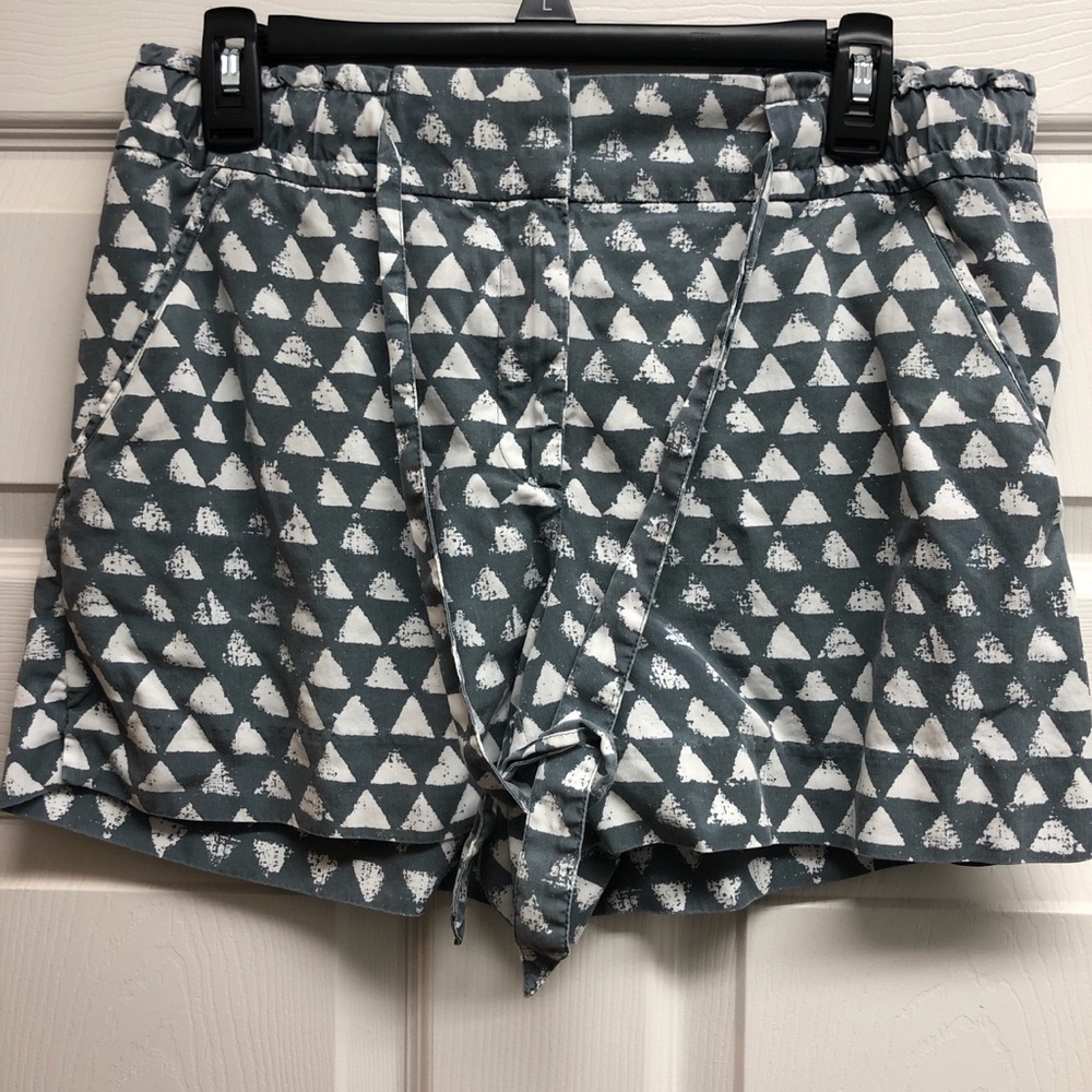 LOFT High-Waist Tie Front Geometric Print Shorts - Gray/White